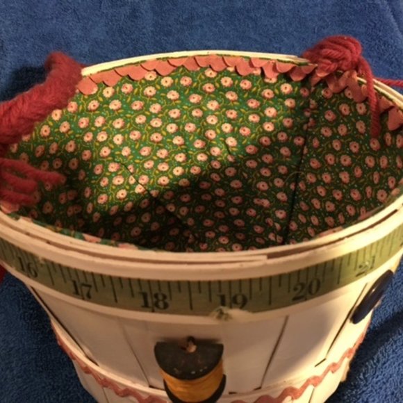 Vintage Hand-Crafted  Apple Basket Sewing Basket--Bundle Sale $5 - Picture 4 of 7